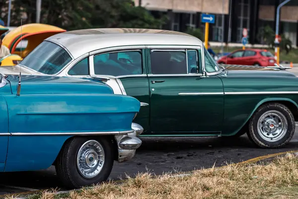 Havana, Küba 'da klasik Amerikan arabası. Renkli binalar ve eski arabalarla tipik Havana şehir manzarası