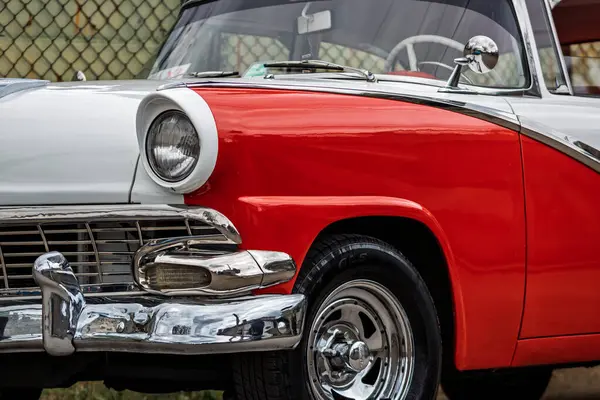 Havana, Küba 'da klasik Amerikan arabası. Renkli binalar ve eski arabalarla tipik Havana şehir manzarası