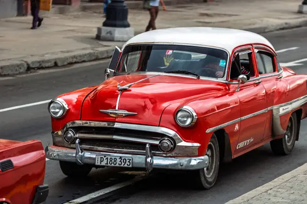 Havana, Küba 'da klasik Amerikan arabası. Renkli binalar ve eski arabalarla tipik Havana şehir manzarası