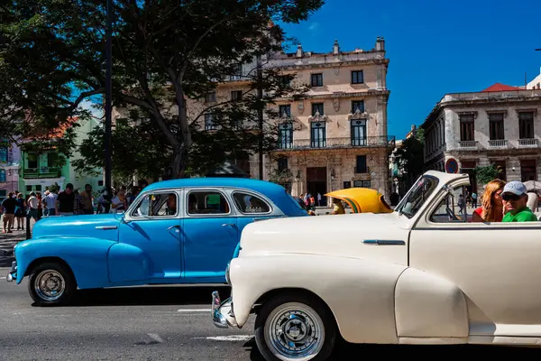 Havana, Küba 'da klasik Amerikan arabası. Renkli binalar ve eski arabalarla tipik Havana şehir manzarası