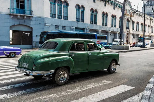 Havana, Küba 'da klasik Amerikan arabası. Renkli binalar ve eski arabalarla tipik Havana şehir manzarası