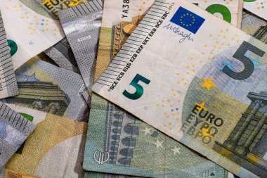 5 Avro banknotları. Tasarruf, gelir veya yatırımı temsil eden Avro para arkaplanı