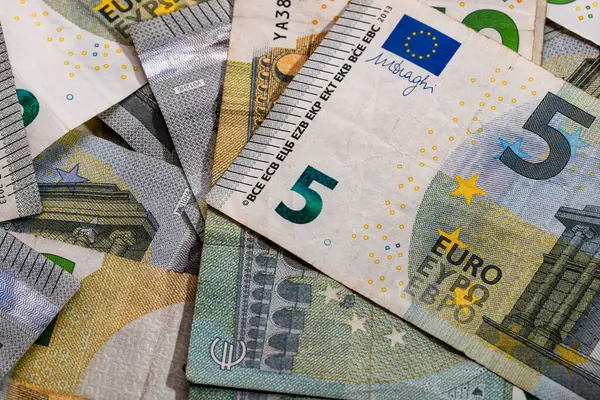 5 Avro banknotları. Tasarruf, gelir veya yatırımı temsil eden Avro para arkaplanı