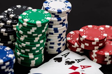 Kumarhane fişleri ve kartlar masada. Poker kumar konsepti