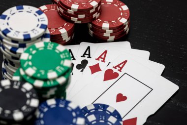 Kumarhane fişleri ve kartlar masada. Poker kumar konsepti