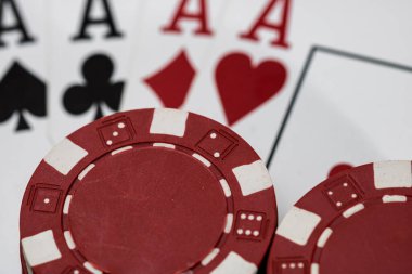 Kumarhane fişleri ve kartlar masada. Poker kumar konsepti