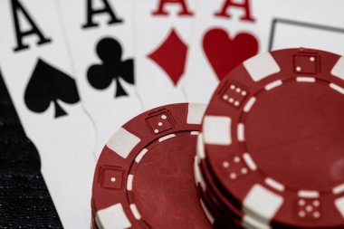 Kumarhane fişleri ve kartlar masada. Poker kumar konsepti