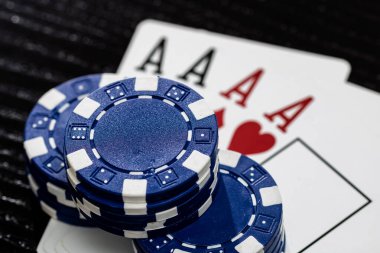 Kumarhane fişleri ve kartlar masada. Poker kumar konsepti