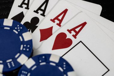 Kumarhane fişleri ve kartlar masada. Poker kumar konsepti