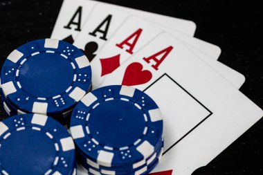 Kumarhane fişleri ve kartlar masada. Poker kumar konsepti