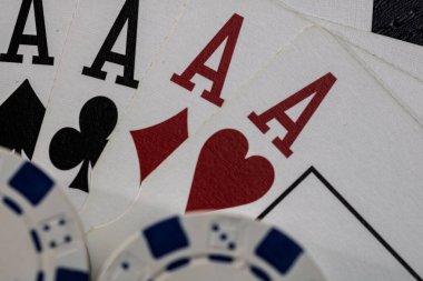 Kumarhane fişleri ve kartlar masada. Poker kumar konsepti