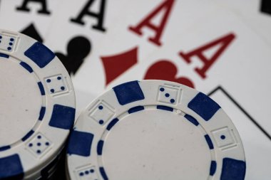 Kumarhane fişleri ve kartlar masada. Poker kumar konsepti
