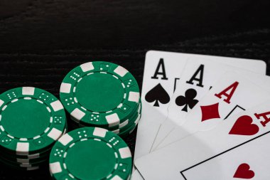 Kumarhane fişleri ve kartlar masada. Poker kumar konsepti