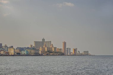 Okyanus manzaralı Havana şehri. Havana, Küba 'daki ünlü Malecon.