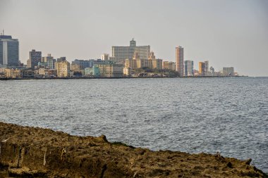 Okyanus manzaralı Havana şehri. Havana, Küba 'daki ünlü Malecon.