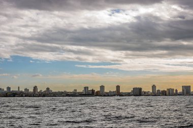 Okyanus manzaralı Havana şehri. Havana, Küba 'daki ünlü Malecon.
