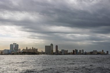 Okyanus manzaralı Havana şehri. Havana, Küba 'daki ünlü Malecon.