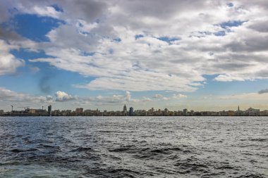 Okyanus manzaralı Havana şehri. Havana, Küba 'daki ünlü Malecon.