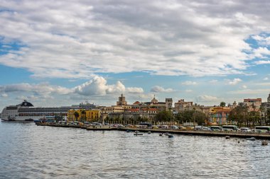 Okyanus manzaralı Havana şehri. Havana, Küba 'daki ünlü Malecon.