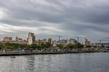 Okyanus manzaralı Havana şehri. Havana, Küba 'daki ünlü Malecon.