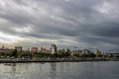 Okyanus manzaralı Havana şehri. Havana, Küba 'daki ünlü Malecon.