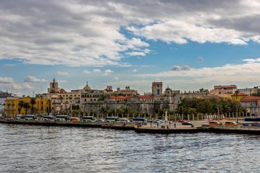 Okyanus manzaralı Havana şehri. Havana, Küba 'daki ünlü Malecon.