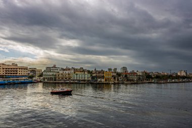 Okyanus manzaralı Havana şehri. Havana, Küba 'daki ünlü Malecon.