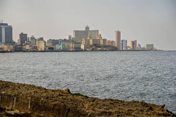 Okyanus manzaralı Havana şehri. Havana, Küba 'daki ünlü Malecon.