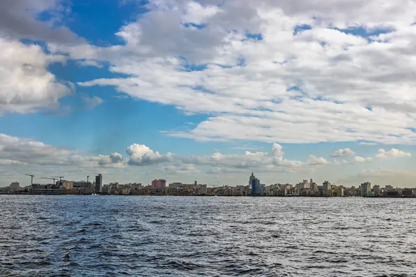 Okyanus manzaralı Havana şehri. Havana, Küba 'daki ünlü Malecon.