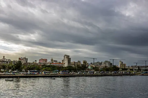 Okyanus manzaralı Havana şehri. Havana, Küba 'daki ünlü Malecon.