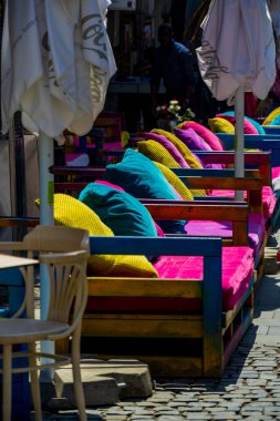Restoran terasında boş bir masa. Dış masa ve sandalyeler.