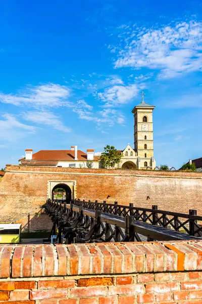 Romanya 'nın Alba Iulia kentindeki güneşli bir günde katolik katedralin manzarası, 2021