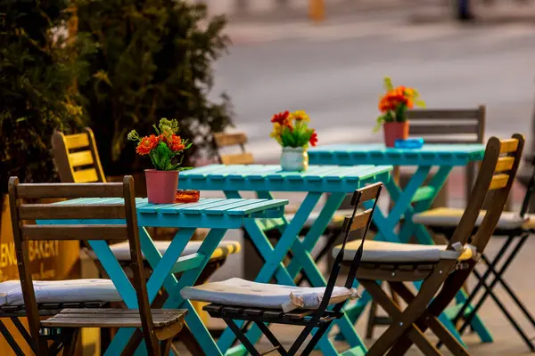 Restoran terasında boş bir masa. Dış masa ve sandalyeler.