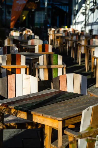 Restoran terasında boş bir masa. Dış masa ve sandalyeler.