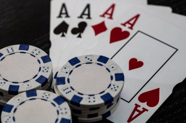 Kumarhane fişleri ve kartlar masada. Poker kumar konsepti