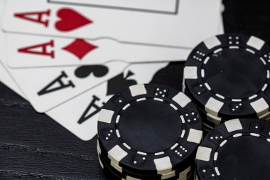 Kumarhane fişleri ve kartlar masada. Poker kumar konsepti