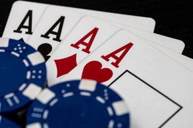 Kumarhane fişleri ve kartlar masada. Poker kumar konsepti