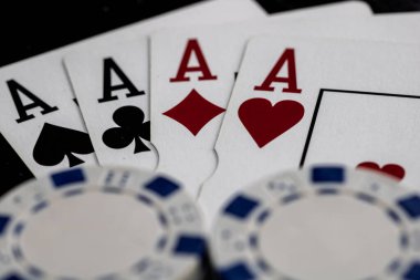 Kumarhane fişleri ve kartlar masada. Poker kumar konsepti