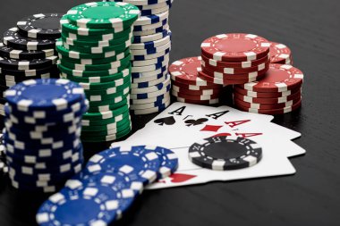 Kumarhane fişleri ve kartlar masada. Poker kumar konsepti