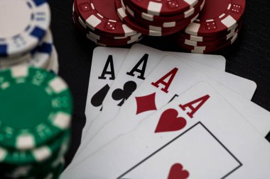 Kumarhane fişleri ve kartlar masada. Poker kumar konsepti