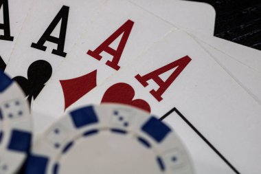 Kumarhane fişleri ve kartlar masada. Poker kumar konsepti