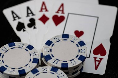 Kumarhane fişleri ve kartlar masada. Poker kumar konsepti