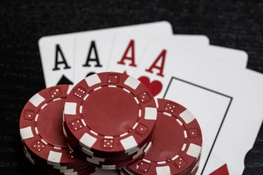 Kumarhane fişleri ve kartlar masada. Poker kumar konsepti