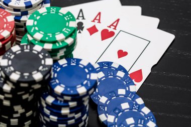 Kumarhane fişleri ve kartlar masada. Poker kumar konsepti