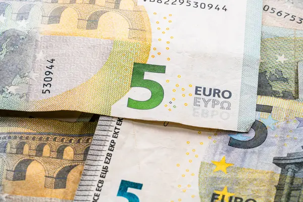 5 Avro banknotları. Tasarruf, gelir veya yatırımı temsil eden Avro para arkaplanı