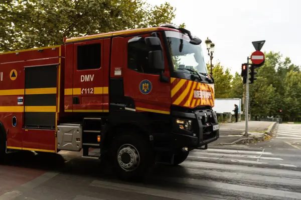 Romanya 'nın Bükreş kentinde acil itfaiyeci (Pompierii), 2023
