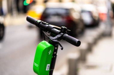 Elektrikli scooterlar şehir merkezine park edilmiş. Dışarıdaki toplu taşıma standı