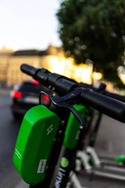 Elektrikli scooterlar şehir merkezine park edilmiş. Dışarıdaki toplu taşıma standı