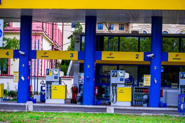 Romen Petrom benzin istasyonunun logosu. Benzin fiyatları yükseliyor