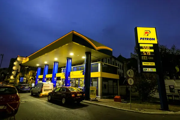 Romen Petrom benzin istasyonunun logosu. Benzin fiyatları yükseliyor